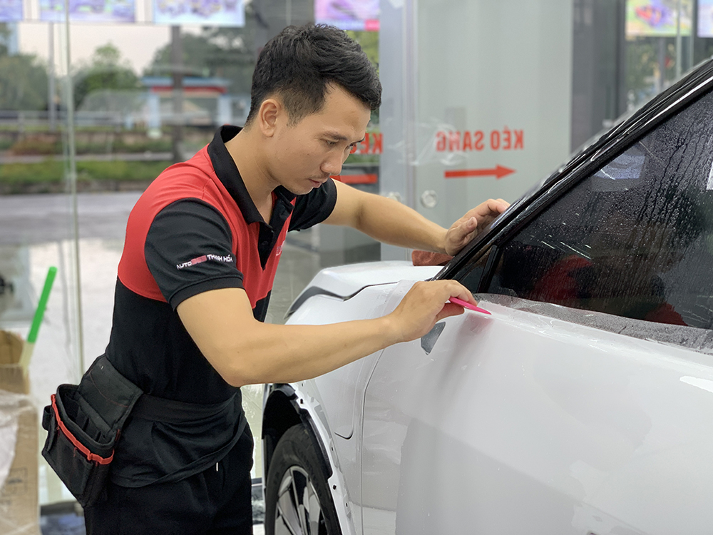 Dán Phim PPF Cho VinFast VF7 – Giải Pháp Bảo Vệ Sơn Xe Tối Ưu Với AX Film K Series dan phim ppf cho vinfast vf7 4