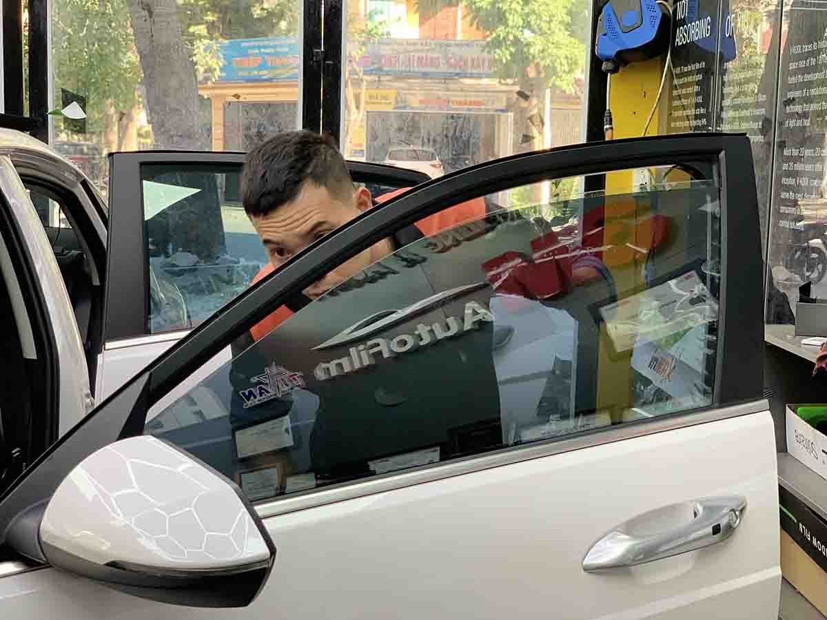 Dán Phim Cách Nhiệt Cho Hyundai Accent 2025 – Full Phim Inmax Cao Cấp, Giải Pháp Bảo Vệ Toàn Diện Cho Xe Mới dan phim cach nhiet cho hyundai accent 2025 11