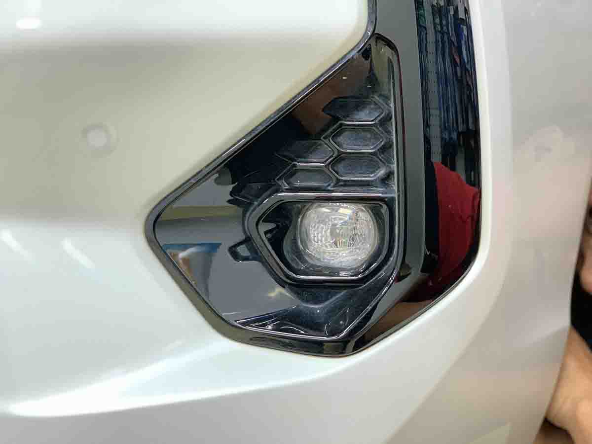 Đèn gầm nguyên bản của xe