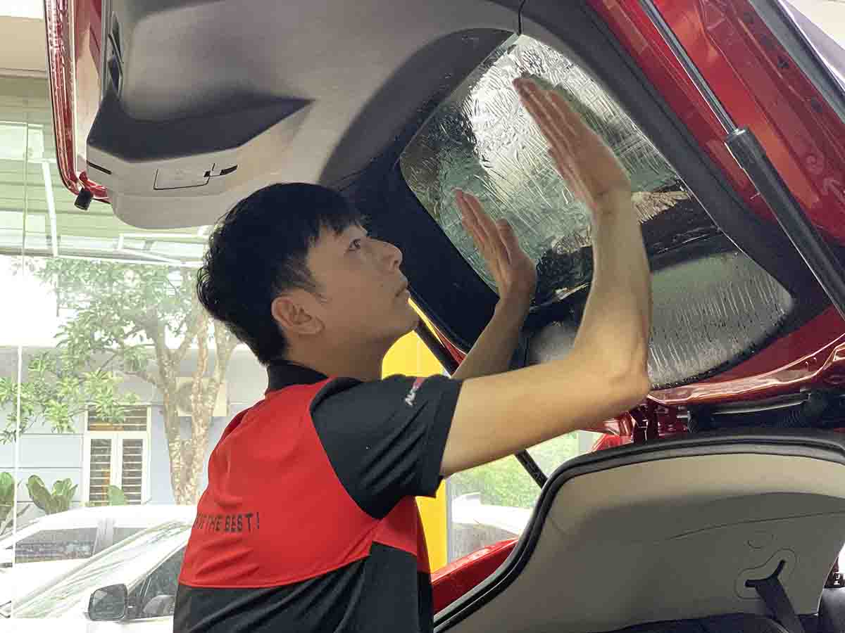 Dán Phim Cách Nhiệt V-KOOL Cho VinFast VF7 – Giải Pháp Tối Ưu Cho Sự Sang Trọng & Hiệu Suất dan phim cach nhiet v kool cho vinfast vf7 6