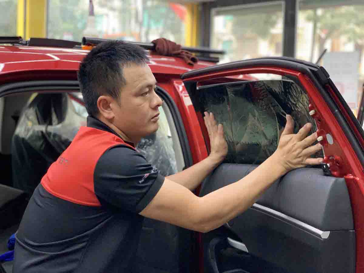 Dán Phim Cách Nhiệt V-KOOL Cho VinFast VF7 – Giải Pháp Tối Ưu Cho Sự Sang Trọng & Hiệu Suất dan phim cach nhiet v kool cho vinfast vf7 8