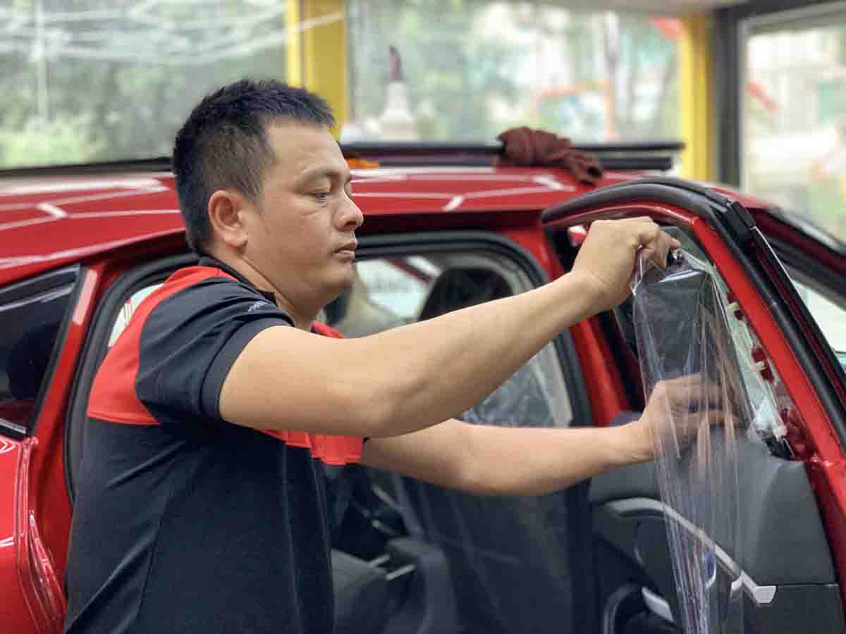 Dán Phim Cách Nhiệt V-KOOL Cho VinFast VF7 – Giải Pháp Tối Ưu Cho Sự Sang Trọng & Hiệu Suất dan phim cach nhiet v kool cho vinfast vf7 9