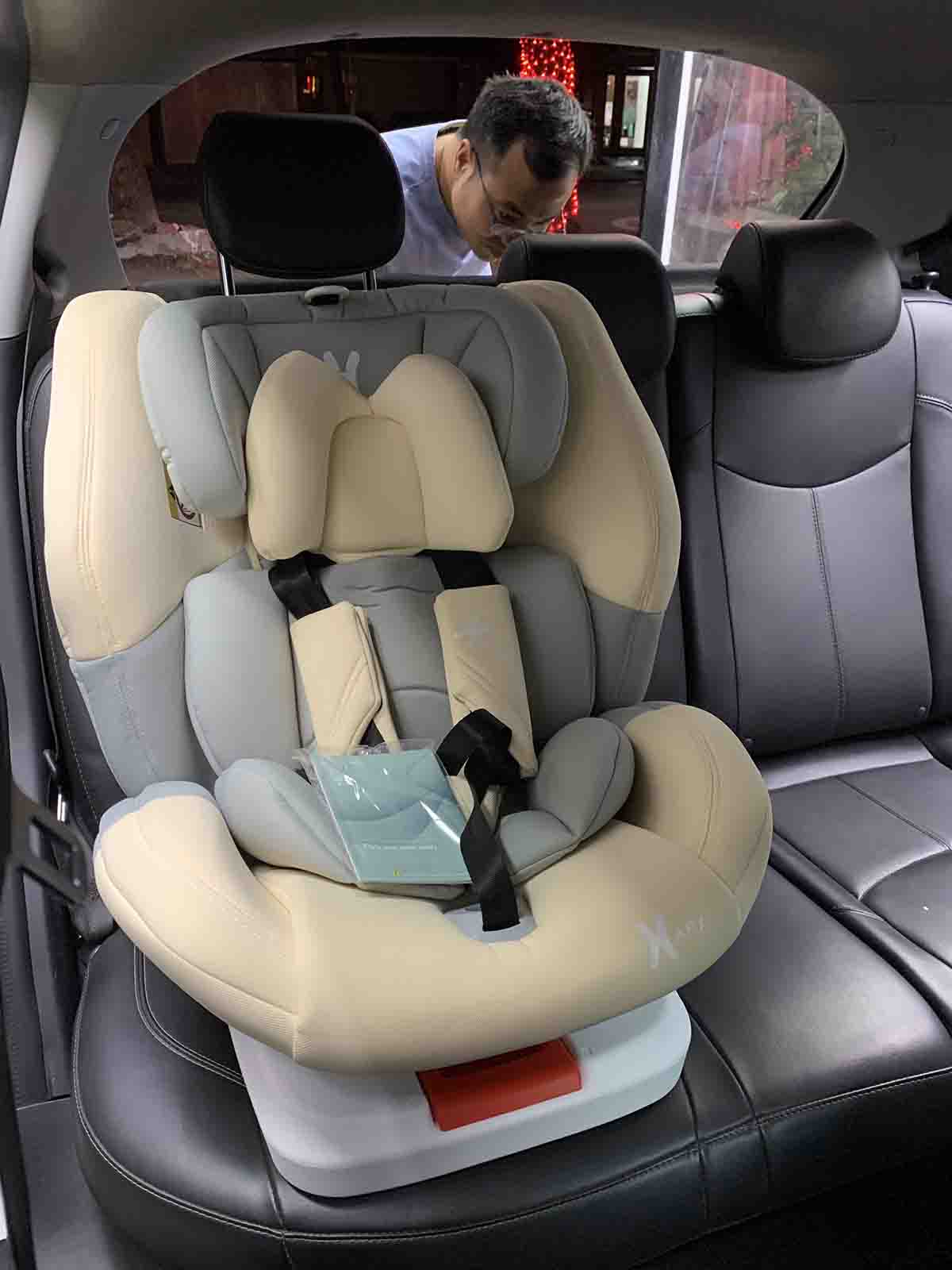 ghe ngoi o to tre em hapy q50 beige cho vinfast fadil 2