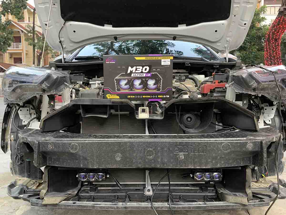 lap tro sang titan m30 ultra v2 cho toyota cross 2025 1